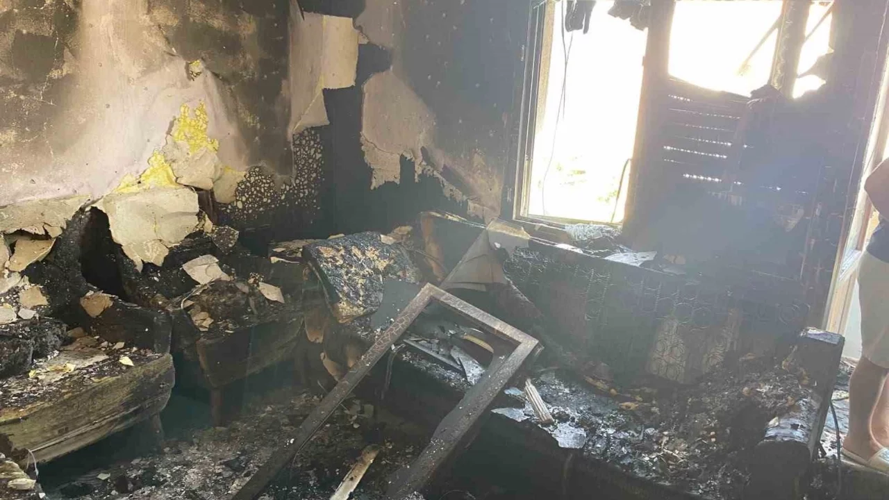 Manisa'da yangın paniği: Ev kullanılamaz hale geldi