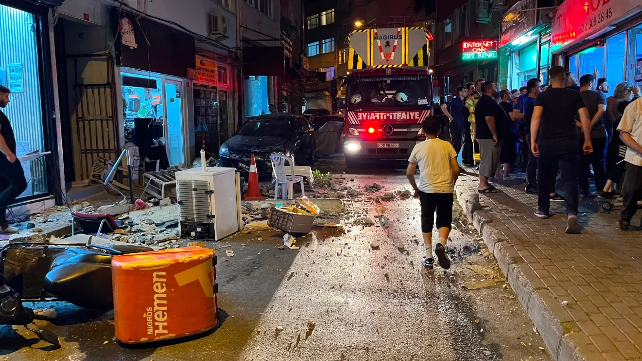 İstanbul'da 4 katlı binanın çatısından düşen parçalardan 2 kişi son anda kurtuldu