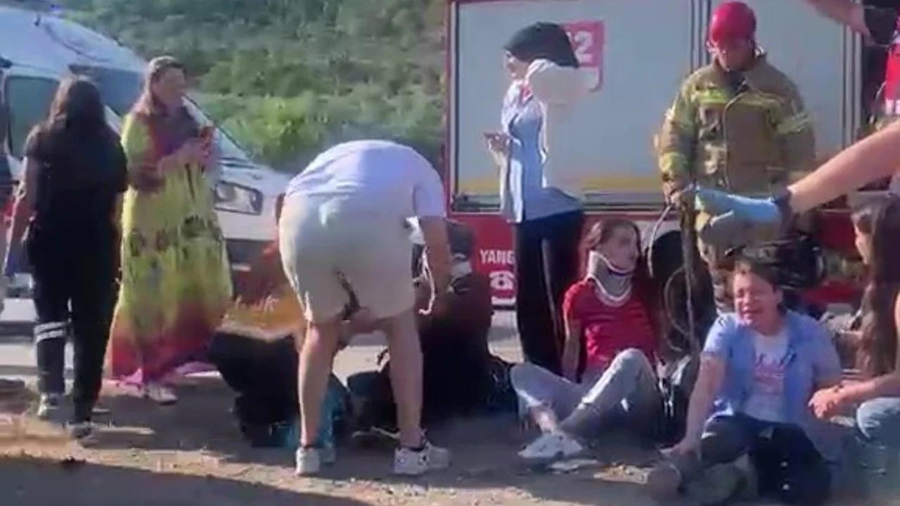 Bursa'da işçi servisi ile otomobil çarpıştı: 15 kişi yaralandı!