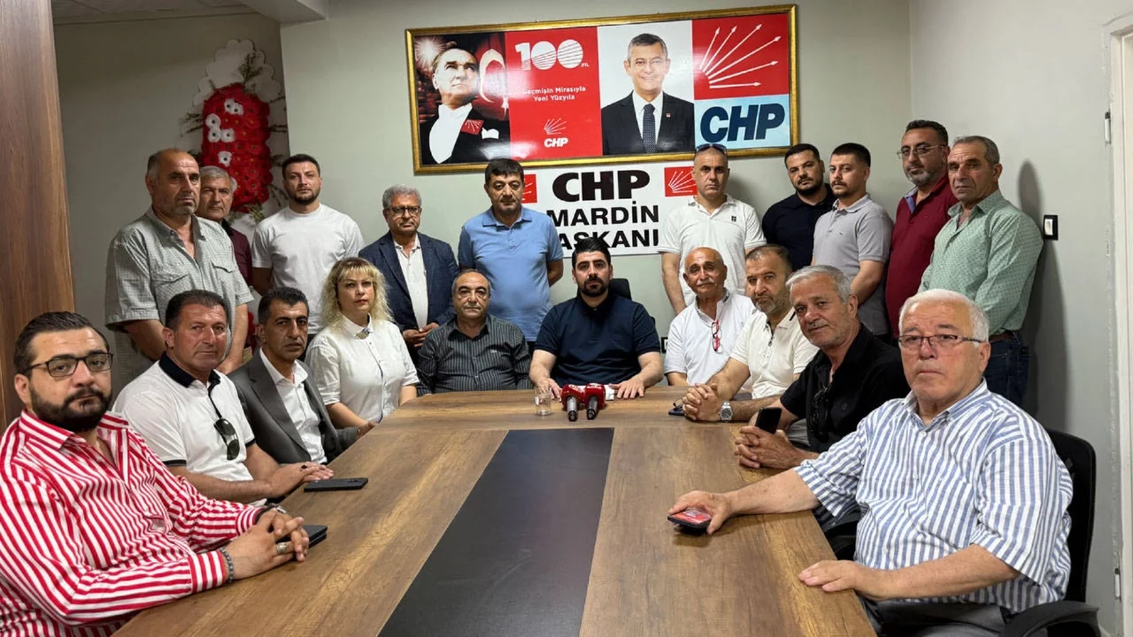 Mardin'de CHP'nin 8 ilçe başkanı istifa etti: "Özgür Özel'in yanında olmaya devam edeceğiz