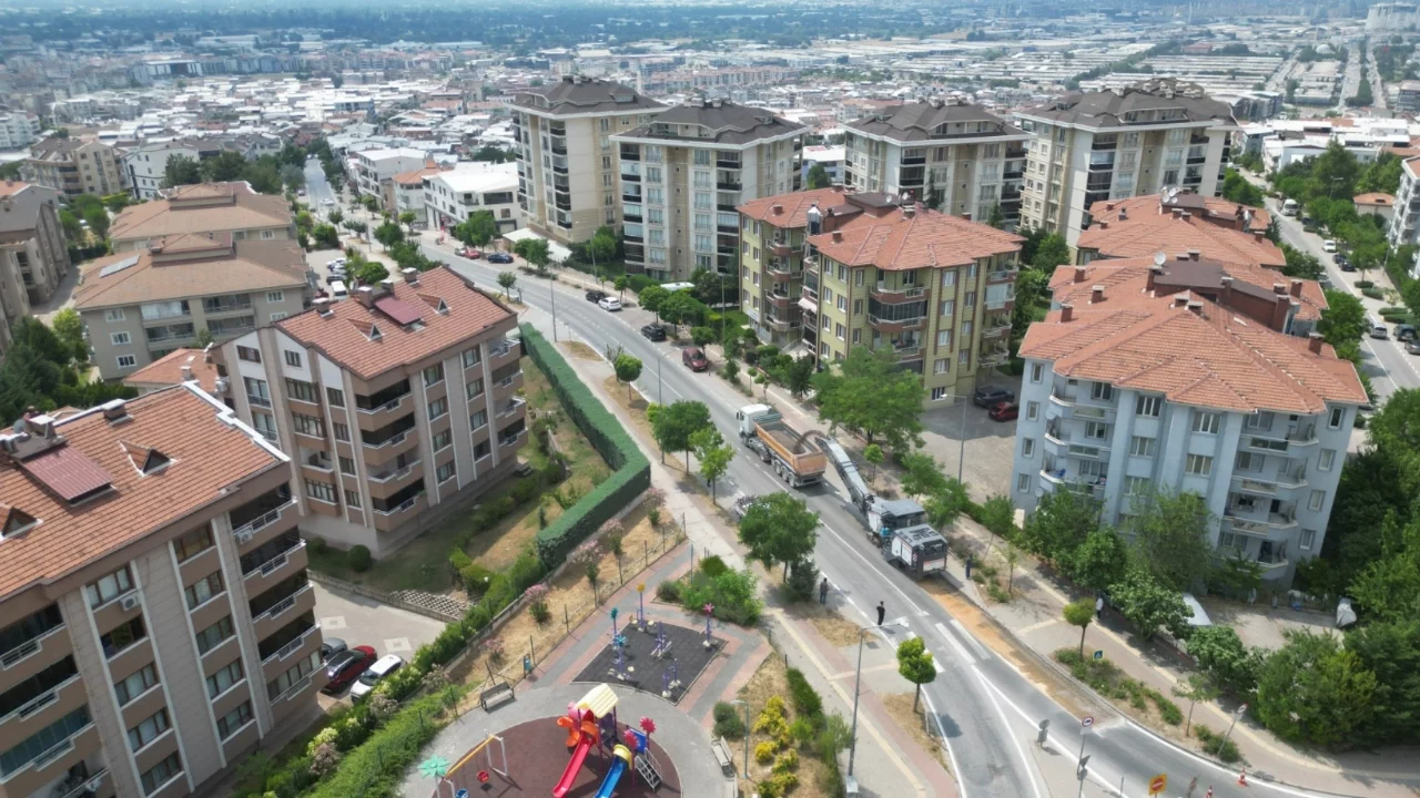Bursa Büyükşehir Üçevler Mahallesi'nde asfalt yeniliyor