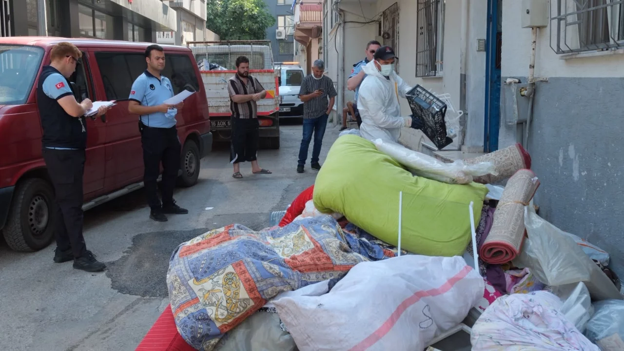 Yıldırım'da çöp ev ekipler tarafından temizlendi