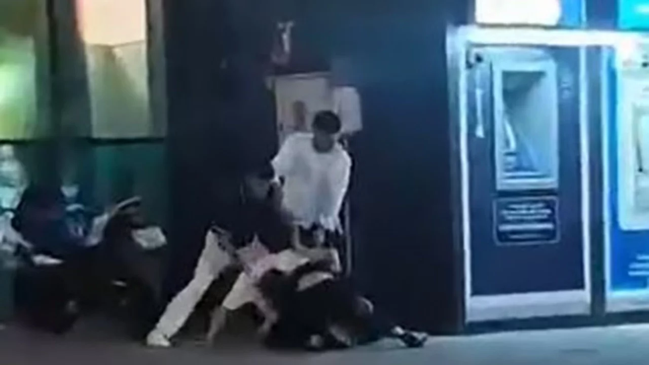 Tartıştığı genci yere yatırıp acımasızca darp etti