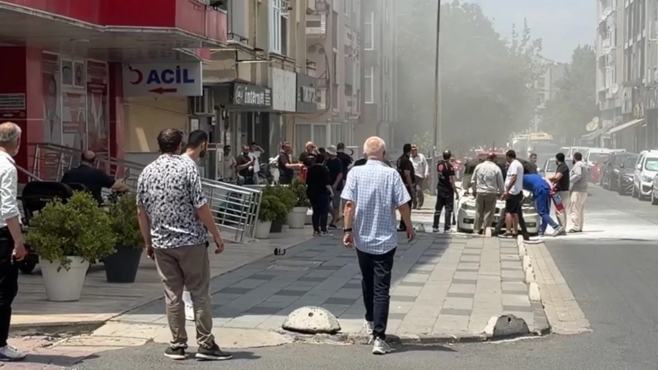 Kırklareli'nde lüks araç alevlere teslim oldu