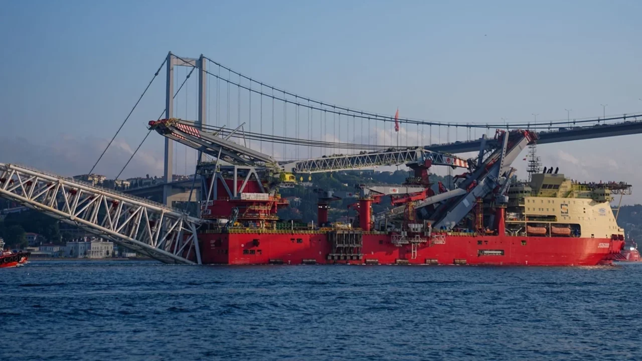 Doğalgaz boru hattı döşeme platformu İstanbul Boğazı'ndan geçiş yaptı