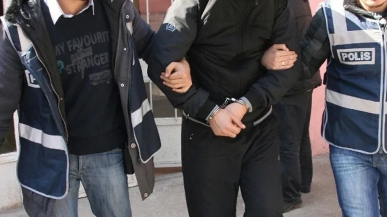 Sosyal medyada göçmen kaçakçılığı ilanı veren 4 kişi yakalandı