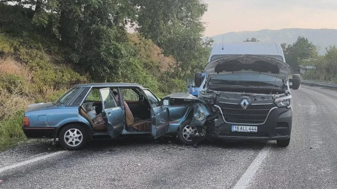Bursa'da minibüs ile otomobil çarpıştı: Yaralılar var