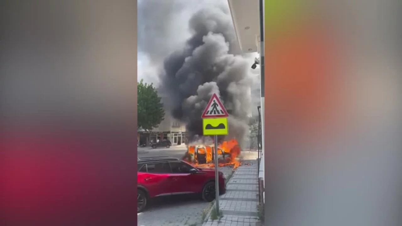 Bursa'da park halindeki hafif ticari araç yandı