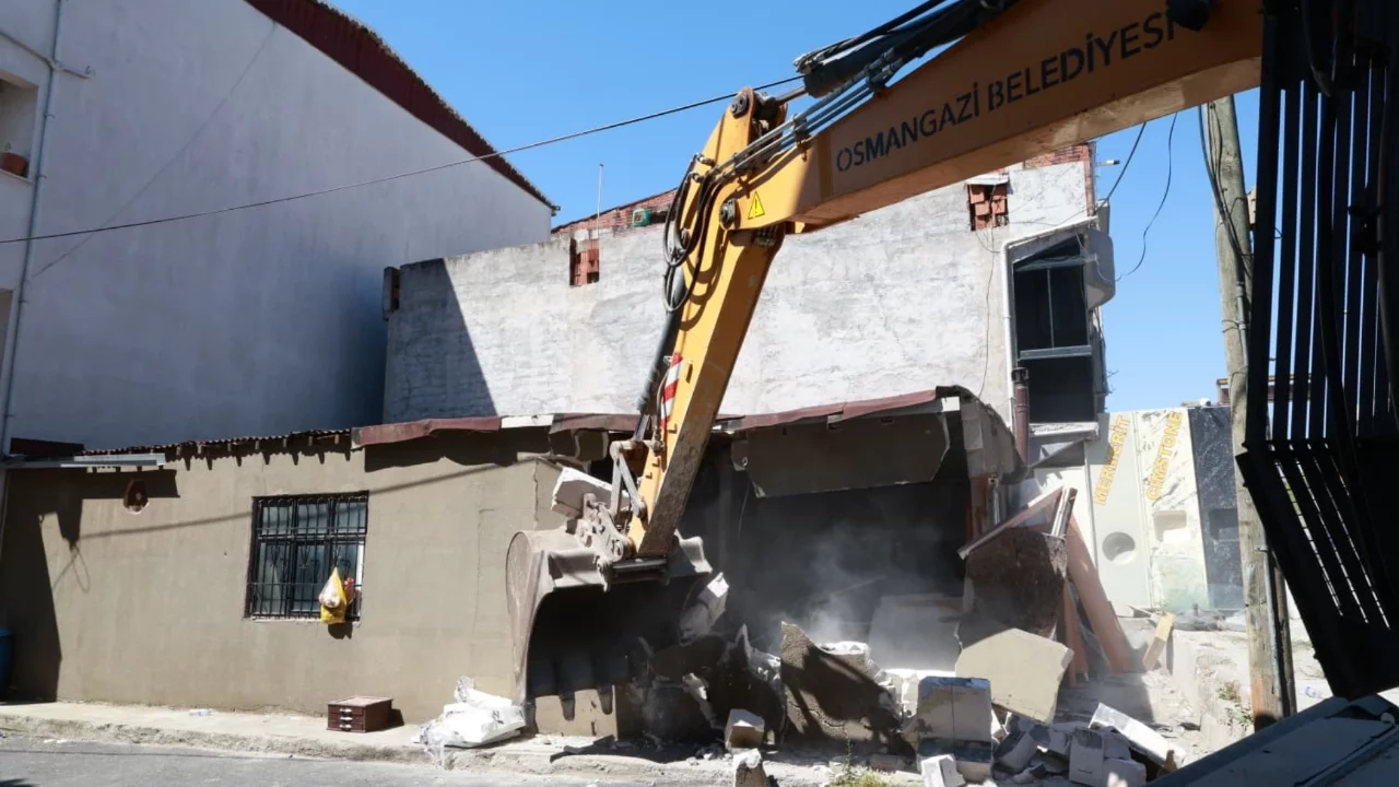 Osmangazi'de yapılan kaçak depo yıkıldı
