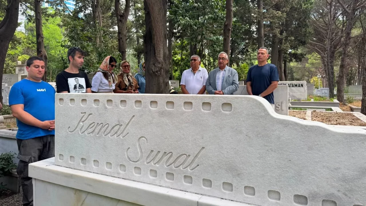 Kemal Sunal, vefatının 26. yılında kabri başında anıldı