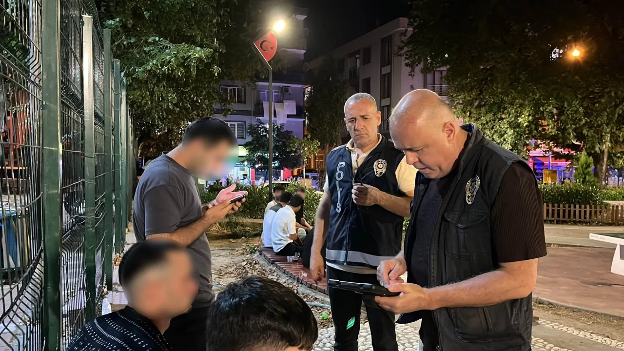 Bursa'da iki ilçe abluka altına alındı: 14 aranan şahıs yakalandı, 725 bin TL ceza kesildi