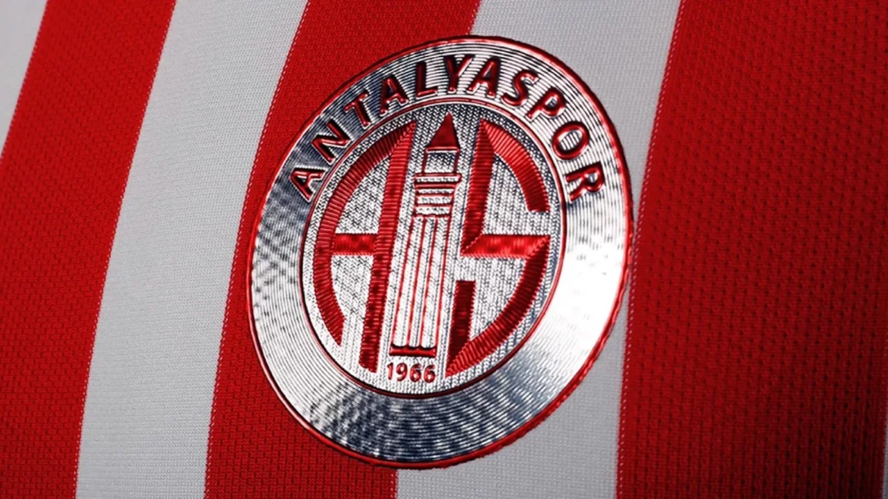 Antalyaspor, iki isimle sözleşme yeniledi