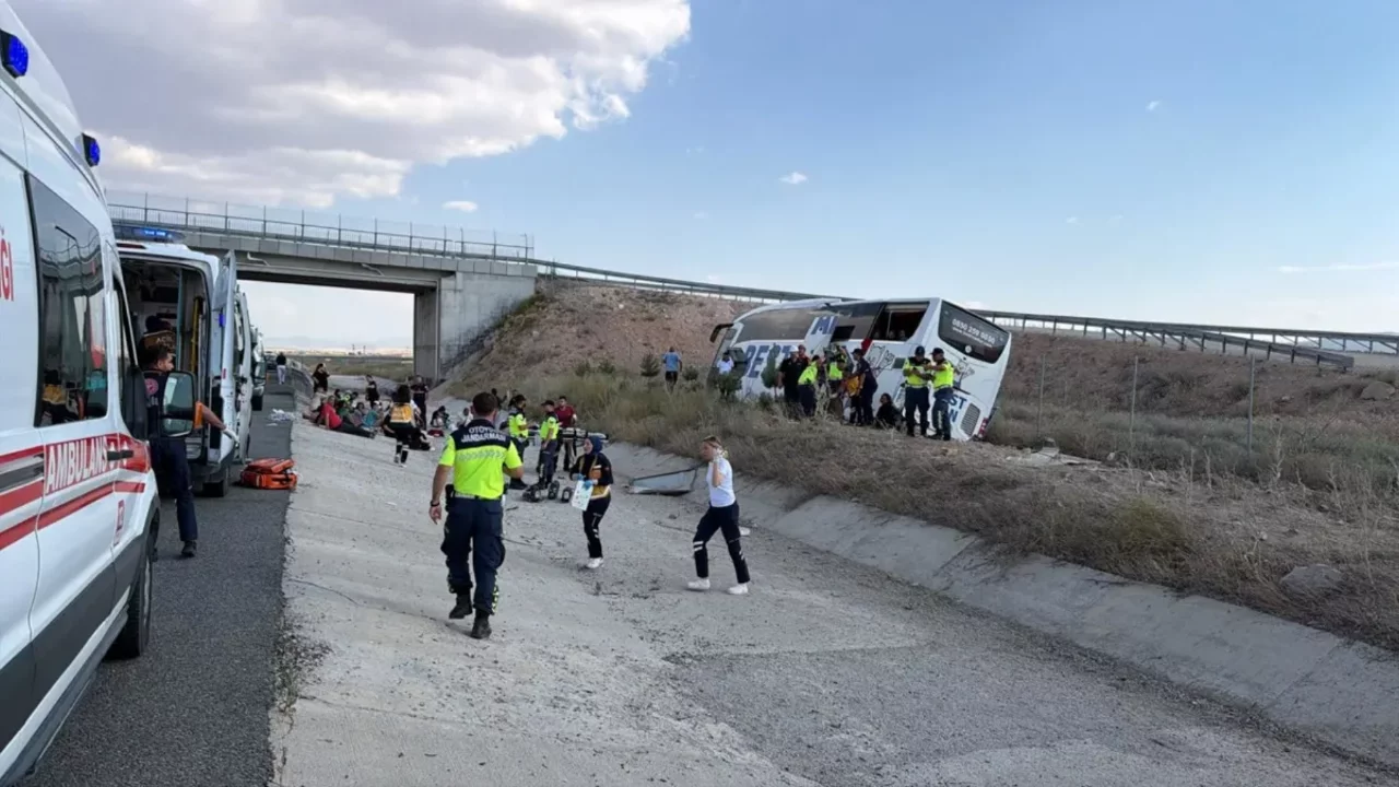 Aksaray'da yolcu otobüsü yoldan çıktı! Çok sayıda yaralı var...