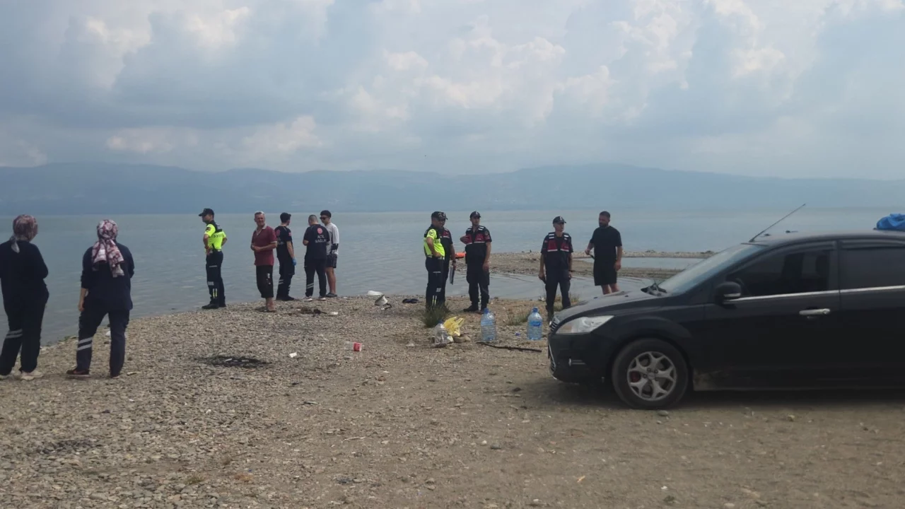 İznik Gölü'ne giren 2 genç kayboldu!