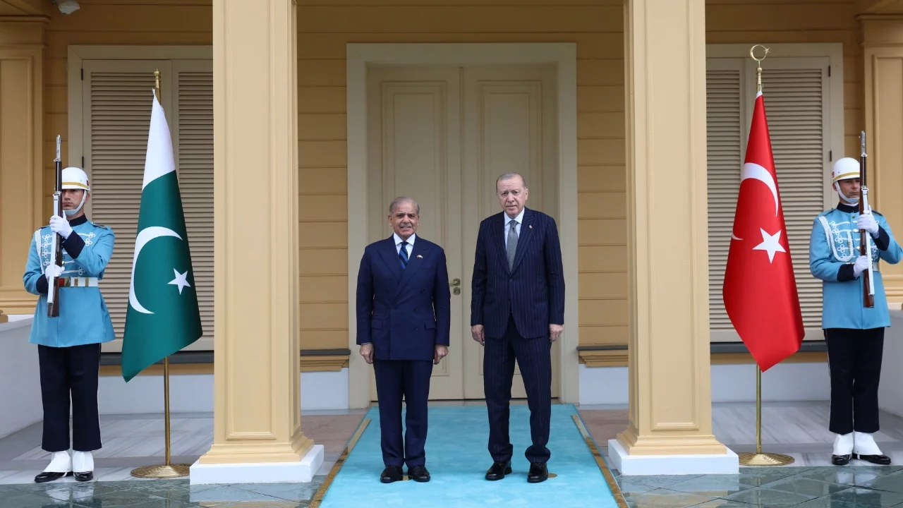Cumhurbaşkanı Erdoğan, Pakistan Başbakanı Şahbaz Şerif'i resmi törenle karşıladı