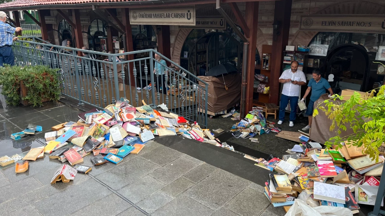 Sağanak Üsküdar'ı vurdu: Sahaflar Çarşısı'nı su bastı, yüzlerce kitap zarar gördü