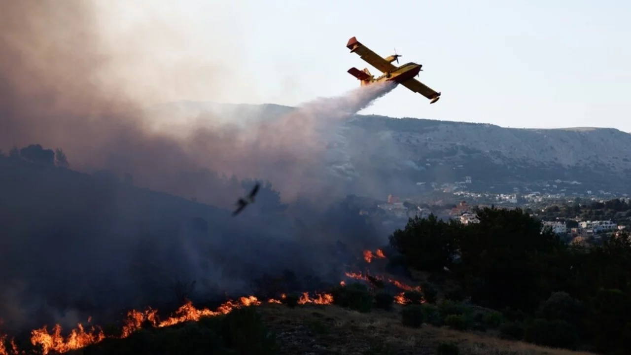 Yunanistan'ın turistik adaları Rodos ve Korfu'da yangın