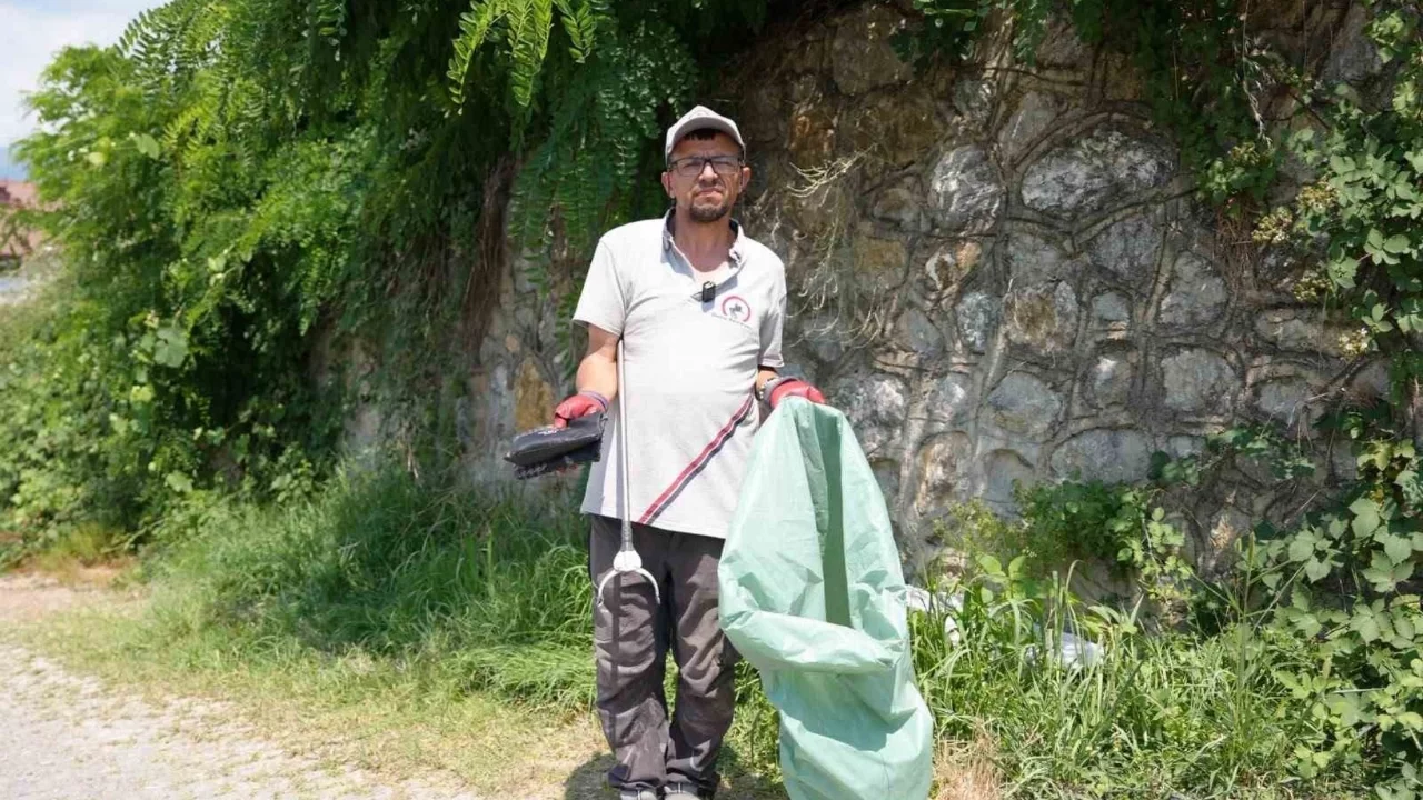 Düzce'de örnek davranış: Temizlik görevlisi yerde bulduğu çantayı polise teslim etti
