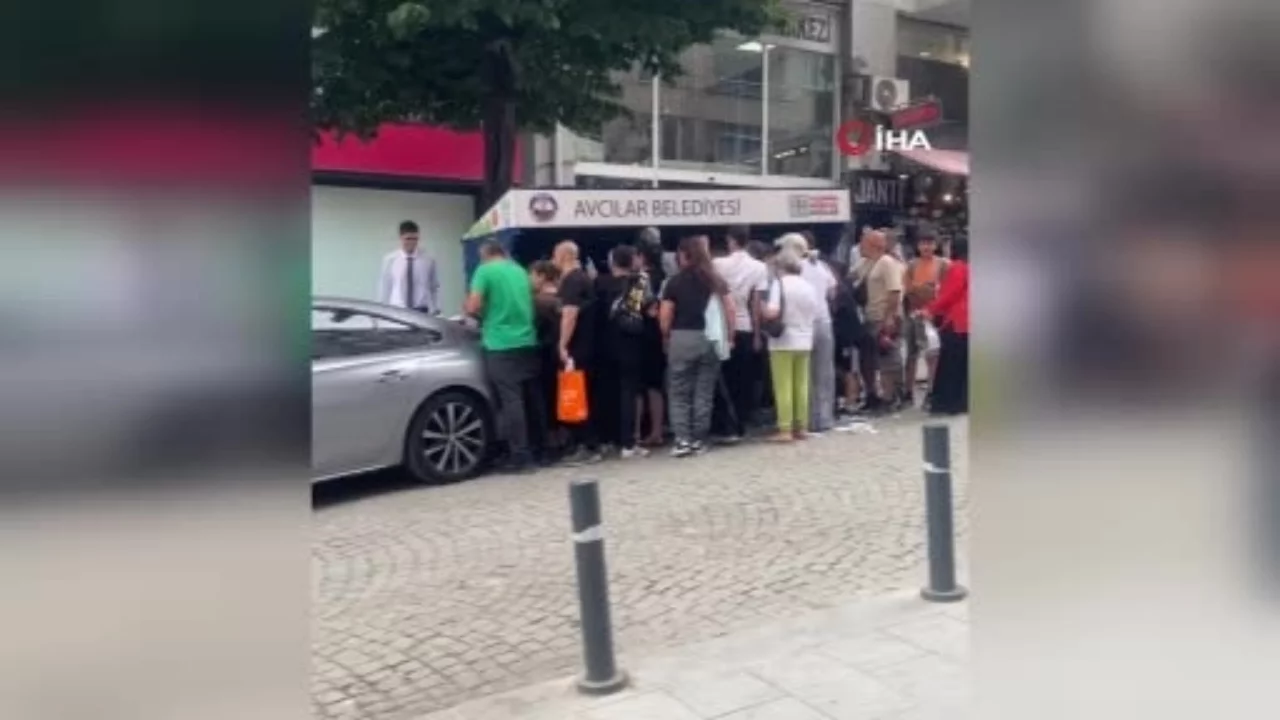 İstanbul'da vatandaşlar çöpe atılan cep telefonu kılıflarını almak için sıraya girdi