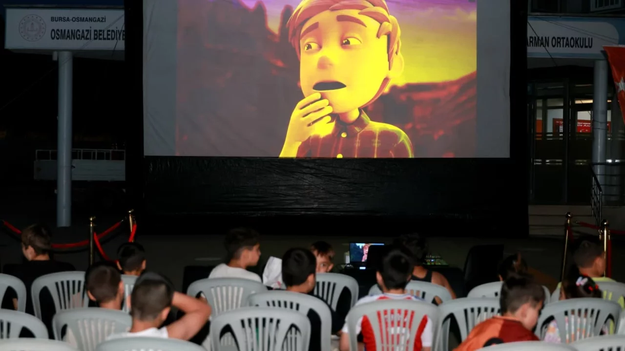 Yazlık sinema Osmangazi'de çocuklarla buluşmaya devam ediyor