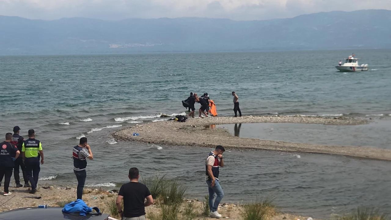 İznik Gölü'nde kaybolan iki gencin cansız bedenine ulaşıldı