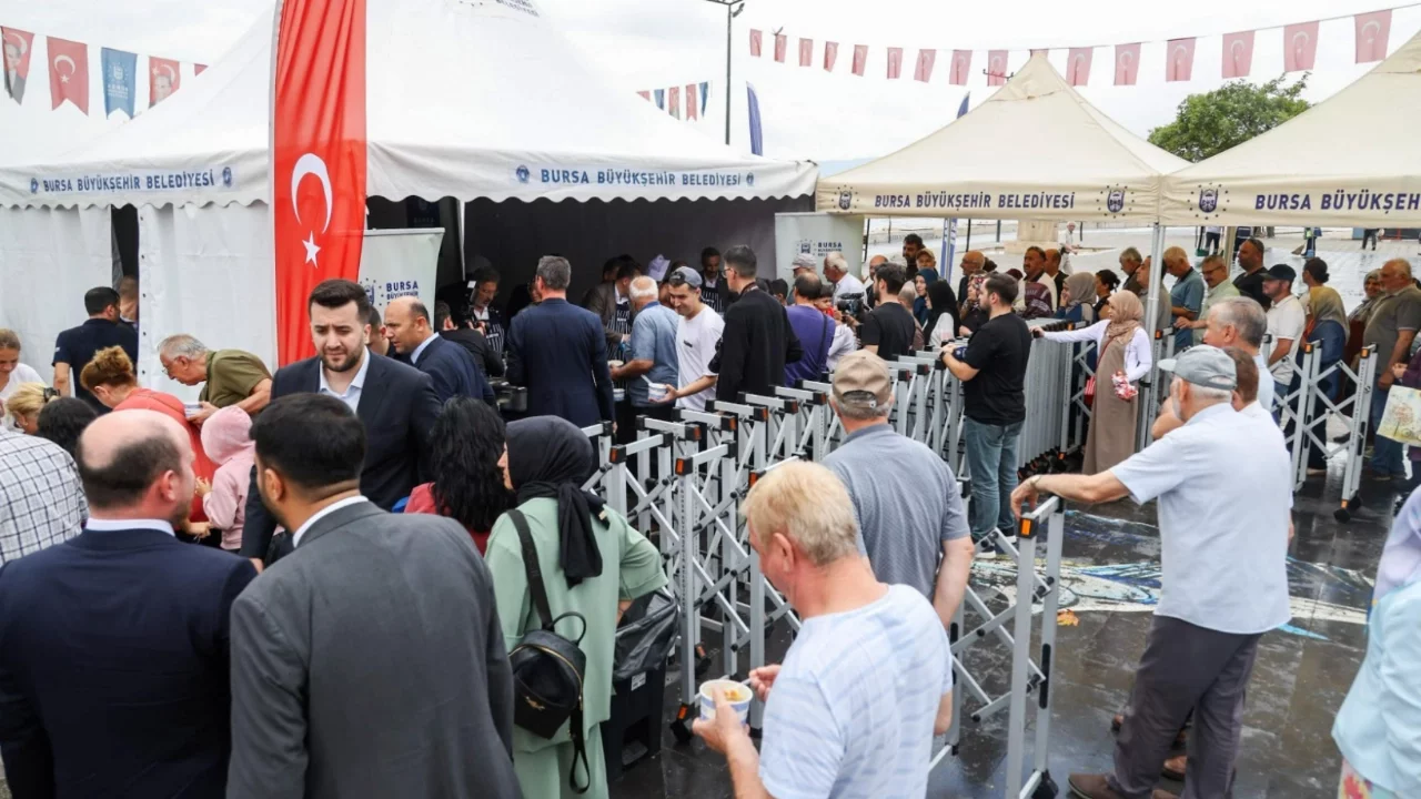 Bursa Büyükşehir'den Gemlik'te aşure ikramı