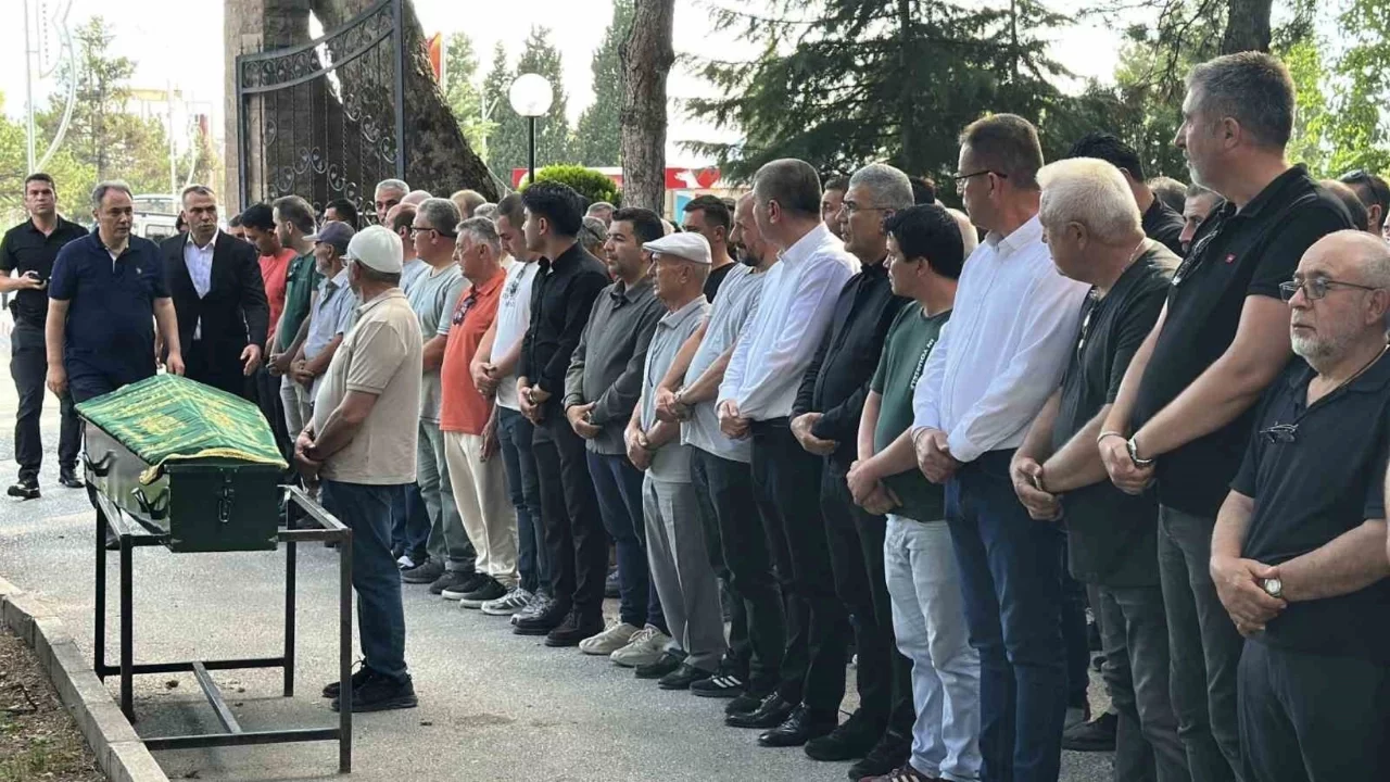 Diş tedavisi sırasında hayatını kaybeden 8 yaşındaki Ela gözyaşlarıyla uğurlandı