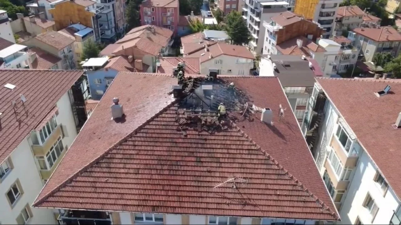 Kütahya'da yıldırımın isabet ettiği çatıda yangın çıktı.
