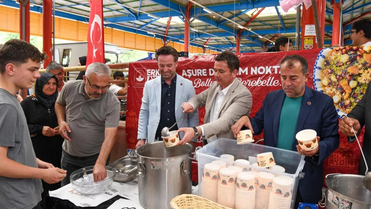 Osmangazi Belediye Başkanı Erkan Aydın Hamitler'de aşure bereketini vatandaşlarla paylaştı