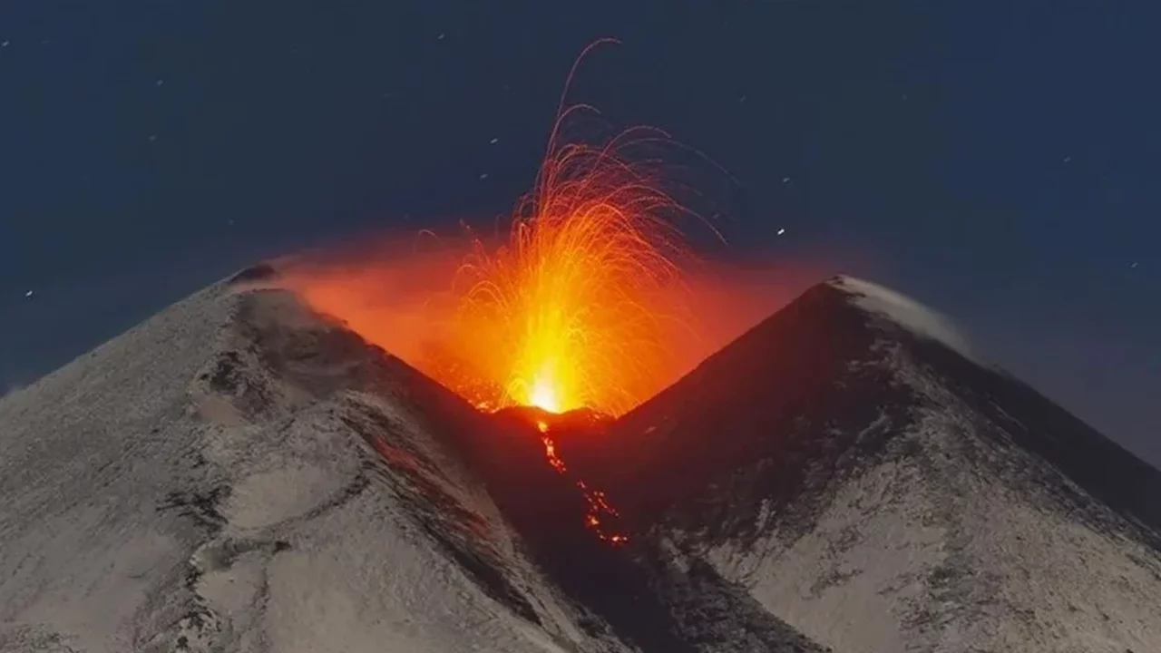 Etna Yanardağı yeniden kül püskürttü