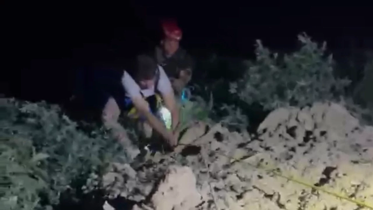 Bursa'da sarp arazide mahsur kalan 2 genç kurtarıldı