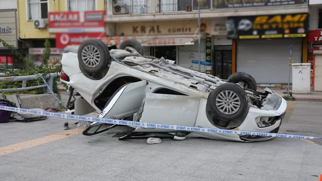 Otomobil devrildi: 2 kişi can verdi, 3 kişi yaralandı