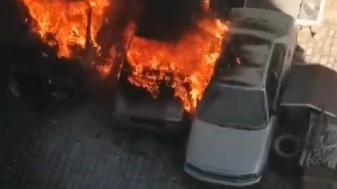 Bursa'da park halindeki otomobiller alev topuna döndü