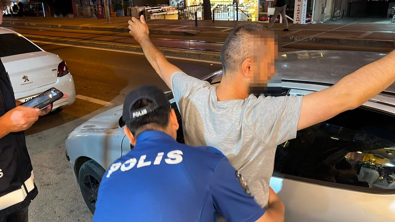 Bursa'da 3 ilçede eş zamanlı operasyon: 15 firari yakayı ele verdi