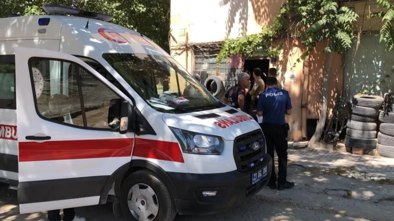 Uyuyor zannettikleri adamın öldüğü ortaya çıktı