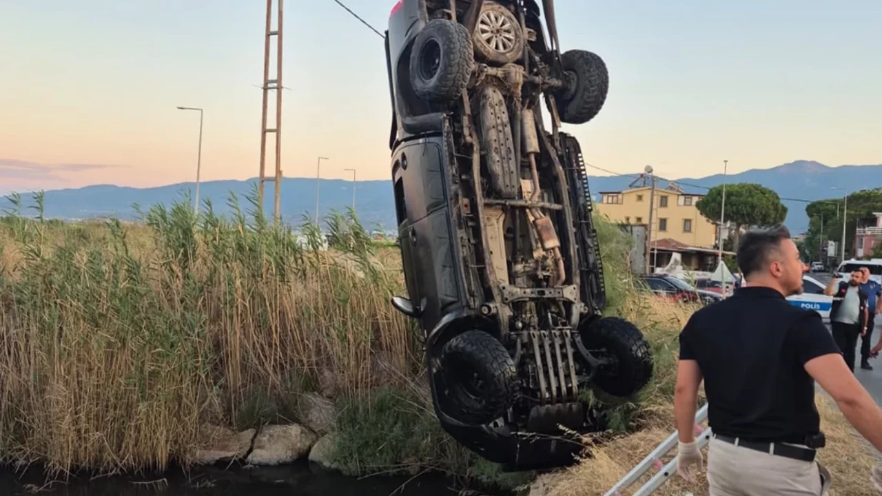 Devrilen kamyonetteki 2 kişi öldü, bir kişi yaralandı