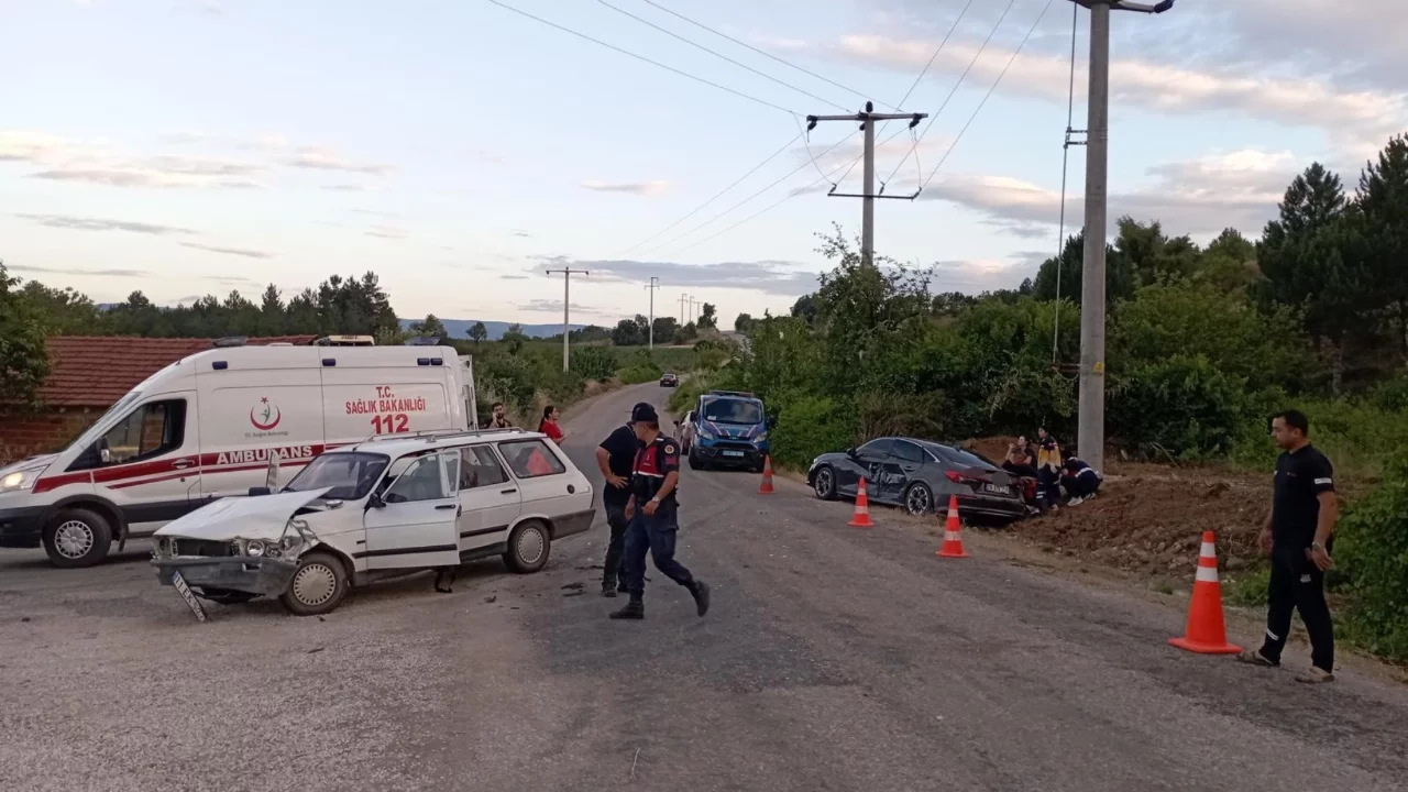 Bilecik'te iki otomobil çarpıştı: Çok sayıda yaralı