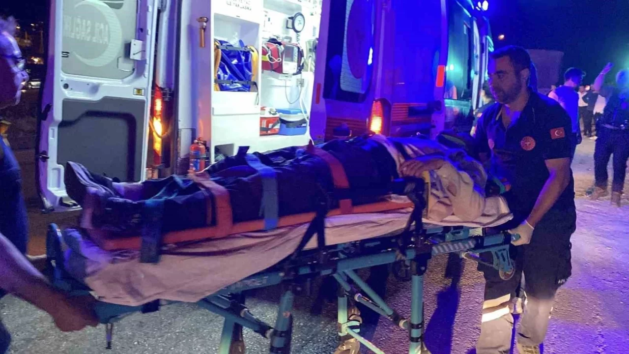 Kastamonu'da otomobil tıra çarptı: 5 yaralı