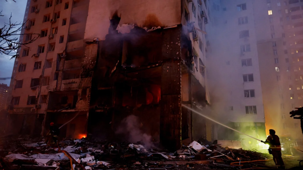 Rus ordusu, başkent Kiev'i ağır bombardımana tuttu: En az 8 ölü