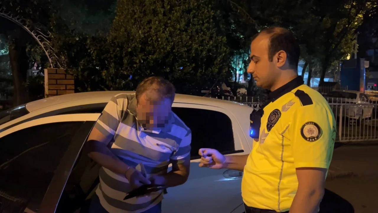 Bursa'da alkol denetimini görünce aracı park etti, "Sigara almaya geldim" dedi