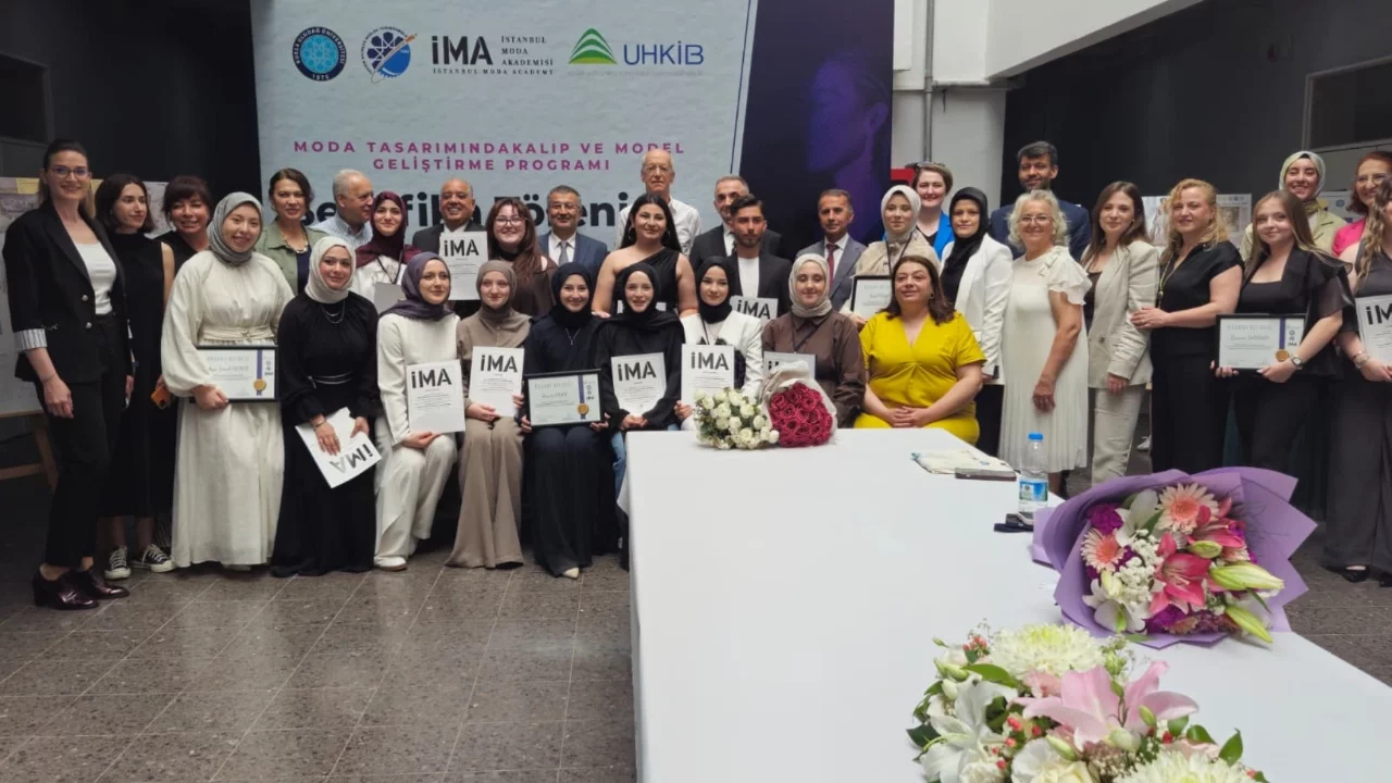 Bursa'da geleceğin moda tasarımcıları sertifikalarını aldı