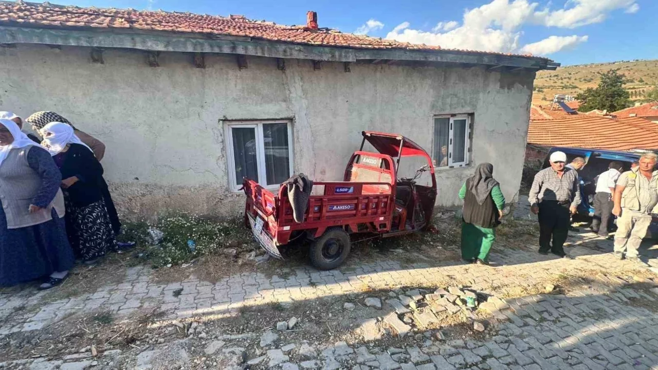 Elektrikli motosiklet duvara çarptı: 6 kişi yaralandı