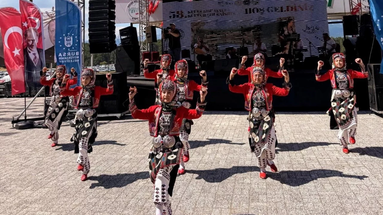 Yenişehir Halk Dansları Topluluğu, Kocayayla Şenlikleri'nde büyük beğeni topladı