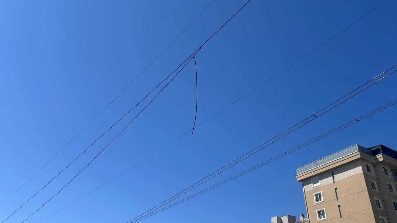 Sıcakta kopan yüksek gerilim hattı paniğe neden oldu