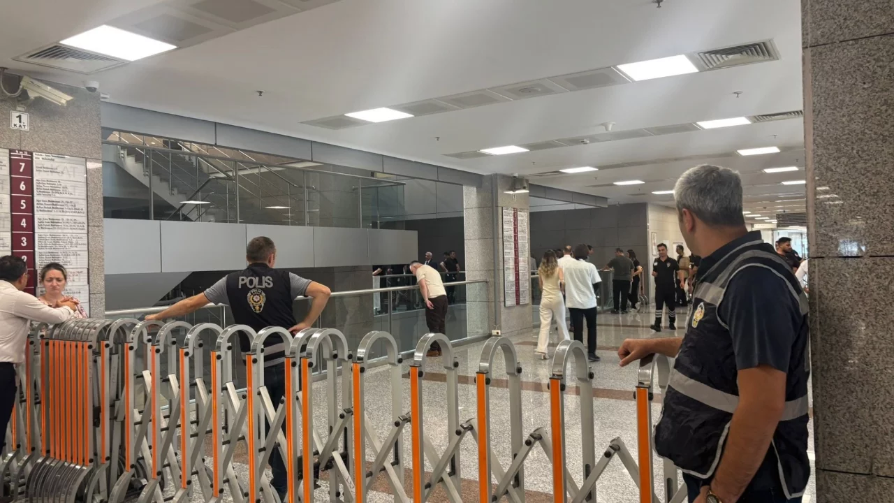 İstanbul Adalet Sarayı'nda tutuklanmasına karar verilen şahıs intihar etti