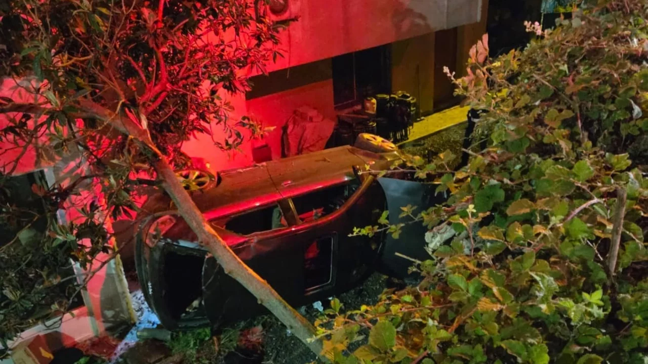Kocaeli'de otomobil 15 metrelik apartman boşluğuna düştü: 2 yaralı