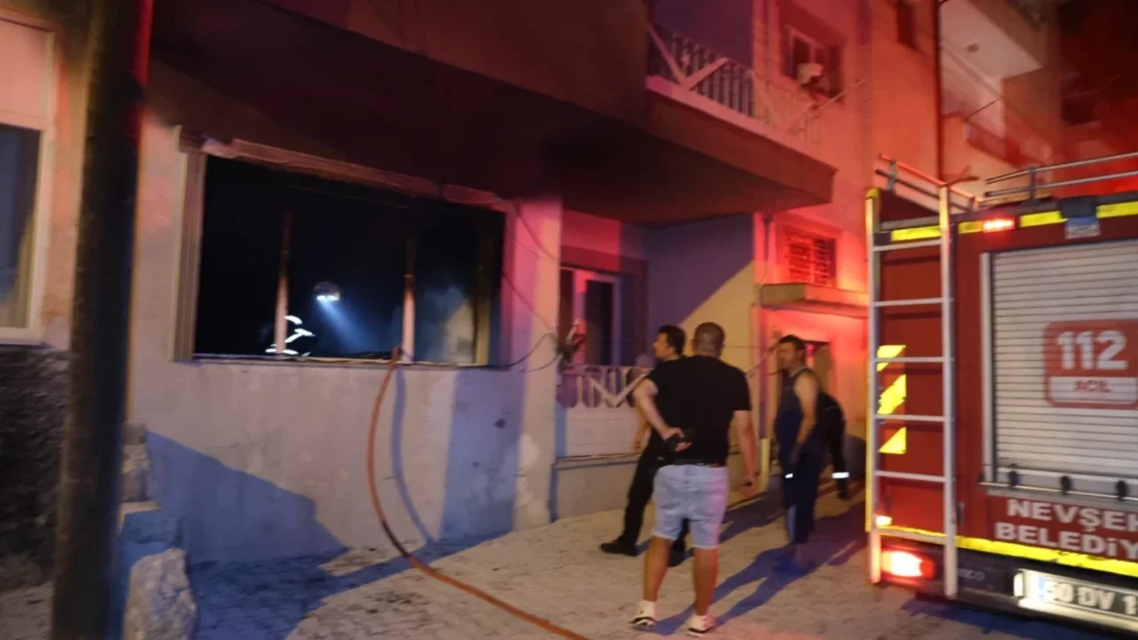 Ağabeyini bıçakla kovaladı, evi ateşe verdi