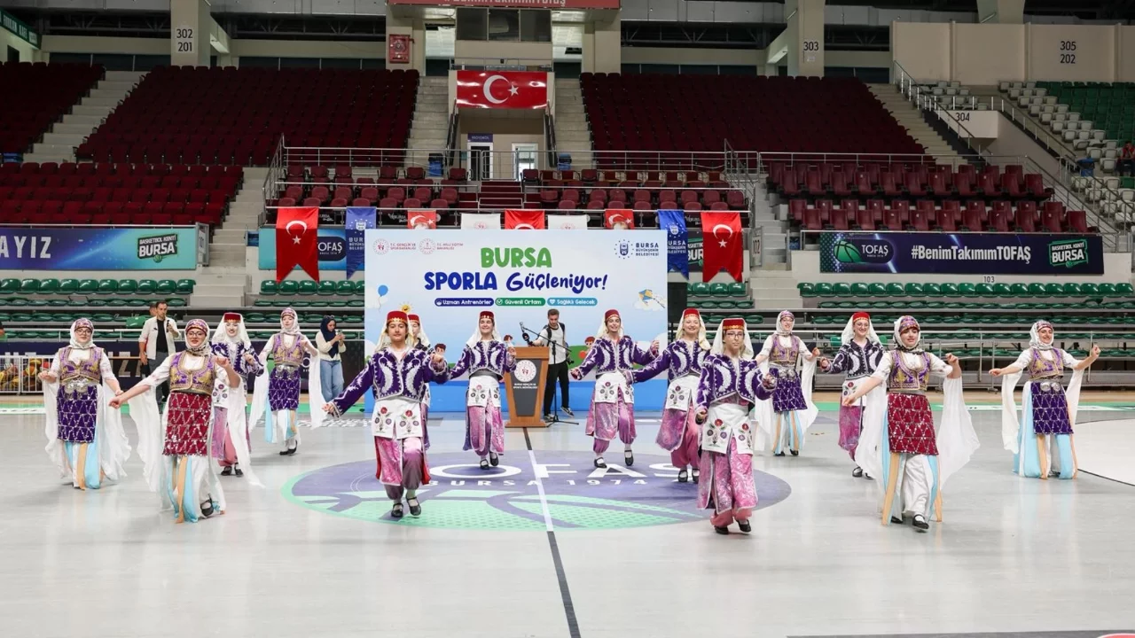 Bursa'da 'Yaz Spor Okulları' coşkulu açılış töreniyle başladı