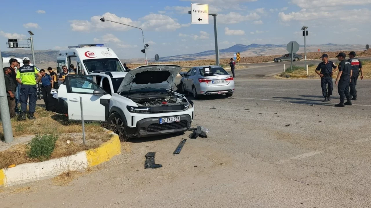 Kırıkkale'de iki otomobil çarpıştı: Yaralılar var