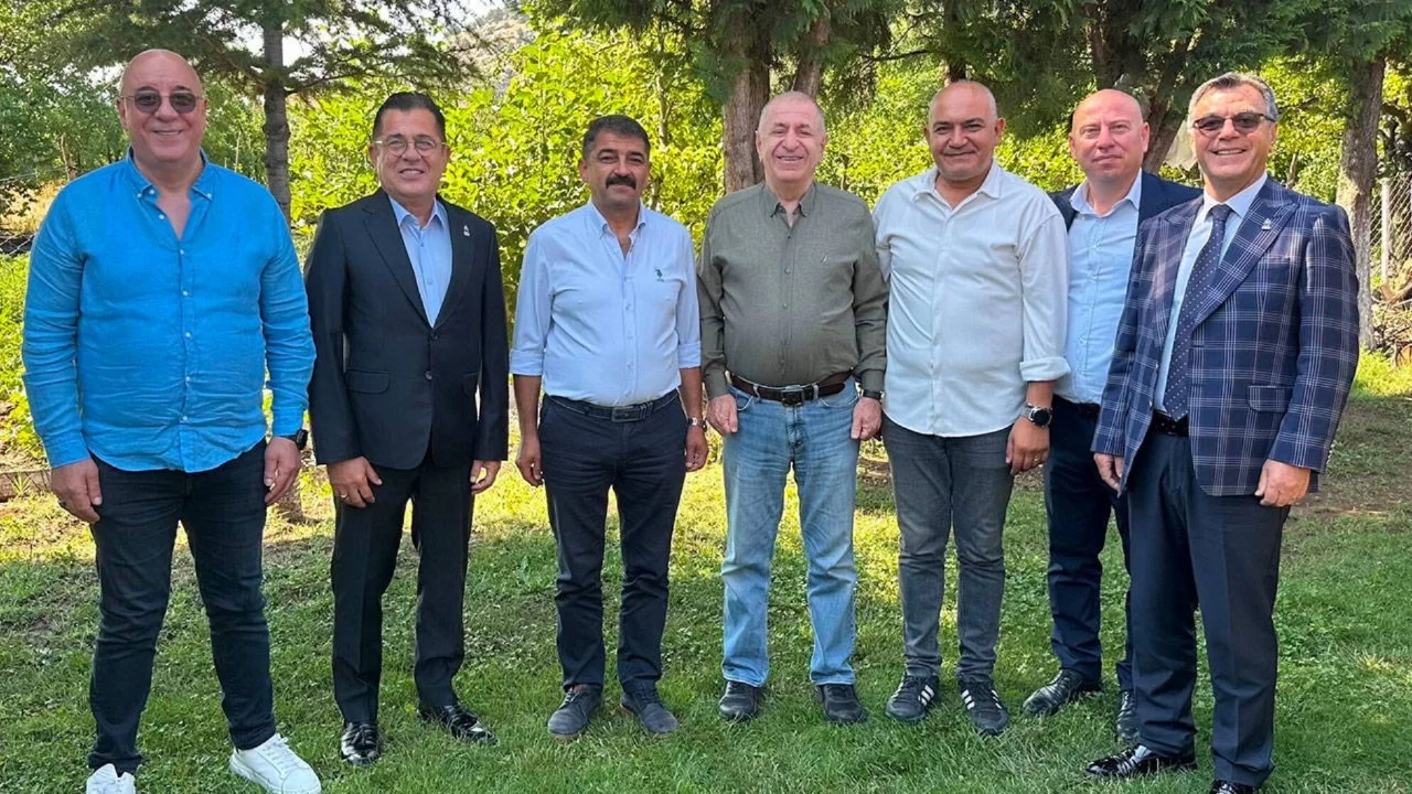 CHP'li Belediye Başkanı Zafer Partisi'ne katıldı
